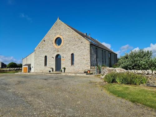 Exceptional 4 bed converted church with hot tub — hotel near Kirkwall Airport