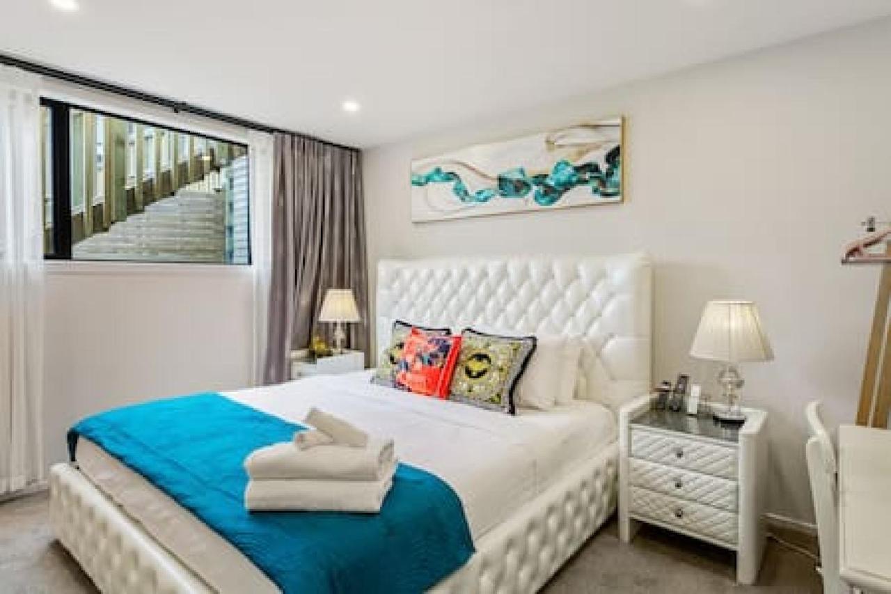 Grand Retreat with spa pool and parking in Auckland, New Zealand