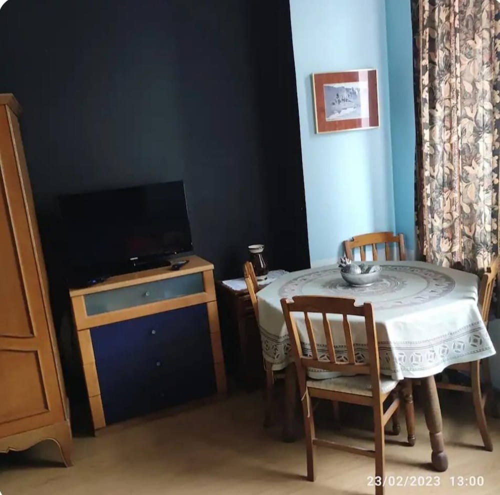 Room in Guest Room Large Private Room D in Brucelles