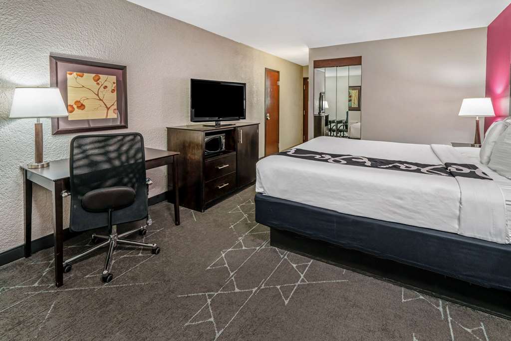 La Quinta Inn & Suites by Wyndham Dallas I 35 Walnut Hill Ln - photo 9