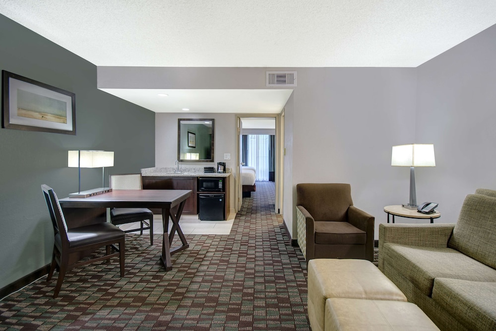 Embassy Suites by Hilton Jacksonville Baymeadows - photo 40