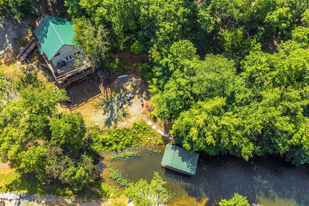 Lakefront Retreat w Multi level Deck & Dock in Alexander, United States