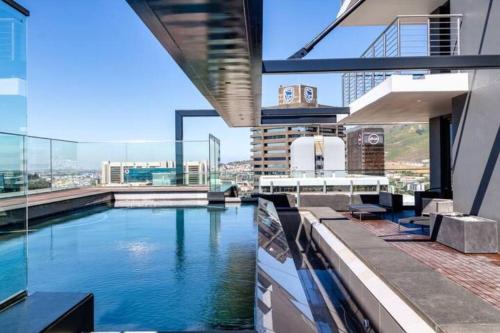 Stylish 31st Floor Studio with Epic City Views