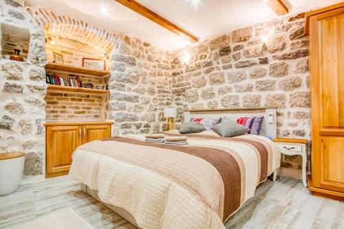 Kotor Bagus Cozy Boutique Old Town Studio with Seaview Terrace — 4-Star Luxury Hotel in Kotor, Montenegro