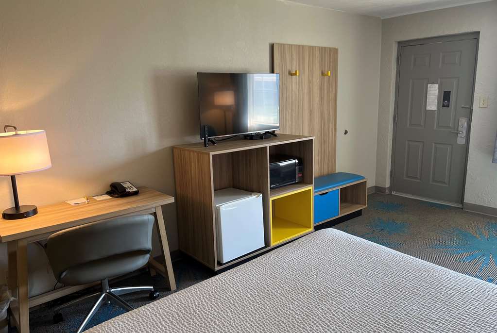 Days Inn by Wyndham Hays - photo 23