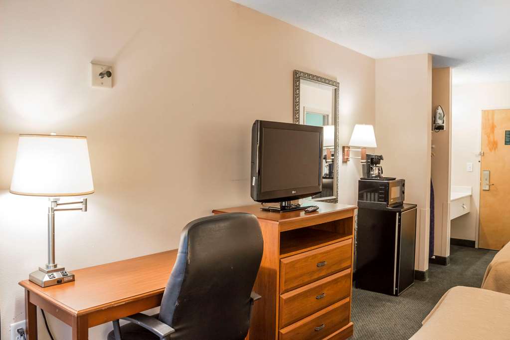 Econo Lodge Raleigh near Walnut Creek Amphitheatre - photo 19