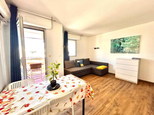 Azur 4 Pers Hyper Centre Plage a 2 Mn a Pied Terrasse in Saint-Raphael, France