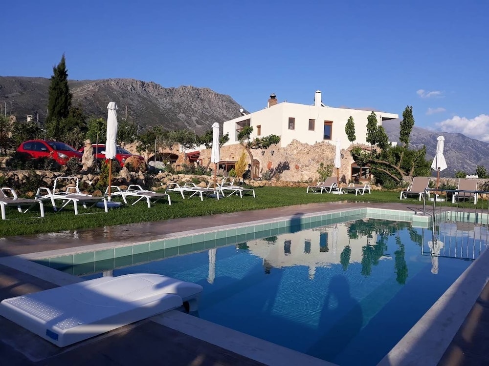 Aravanes - carbon neutral hotel in Rethymno