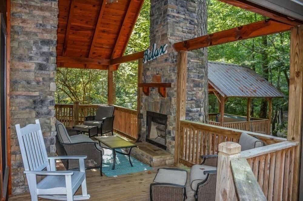 Harleys River Retreat Charming Cabin in Coosawattee River Resort Hot tub Ellijay - photo 10