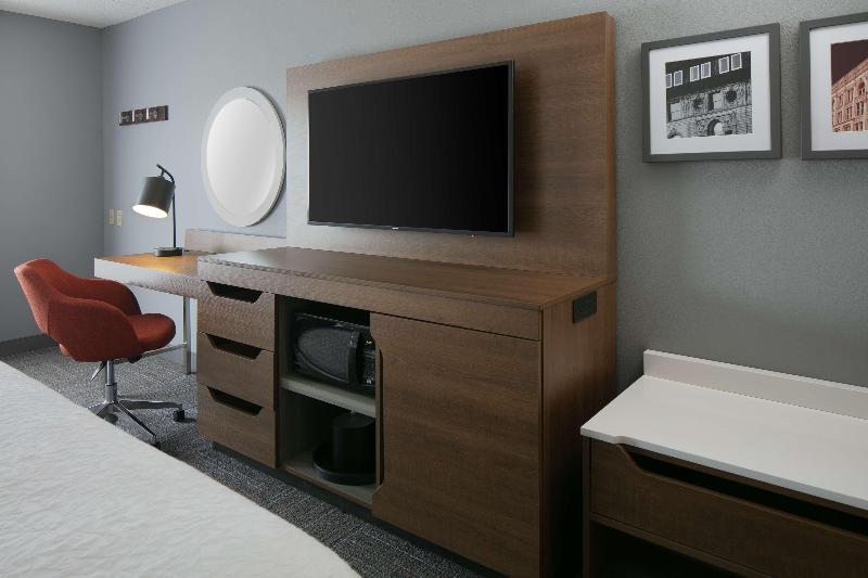 Hampton Inn Dubuque - photo 29