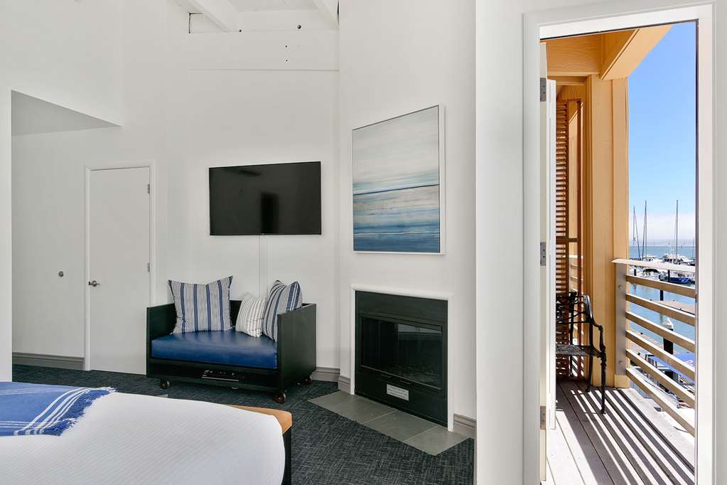 Waters Edge Hotel - photo 31