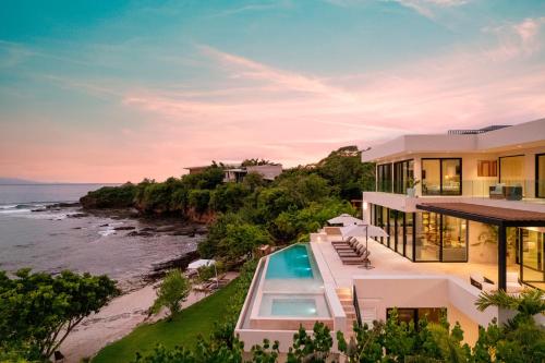 Casa Todos Juntos Oceanfront staff pool jacuzzy in Bolongo — 4-Star Luxury Hotel in Higuera Blanca, Mexico