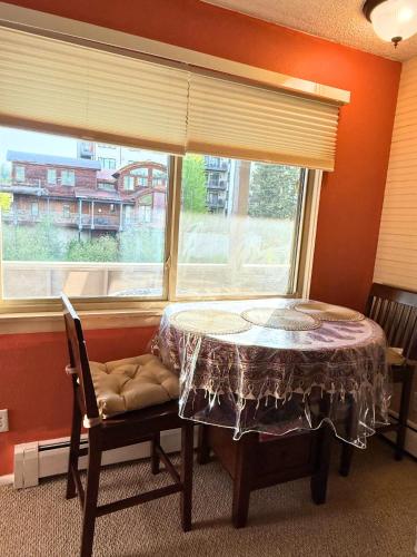 Riverfront Retreat Just 7 Minutes From The Resort With A Hot Tub And Pool Walk To Downtown — Winter Park