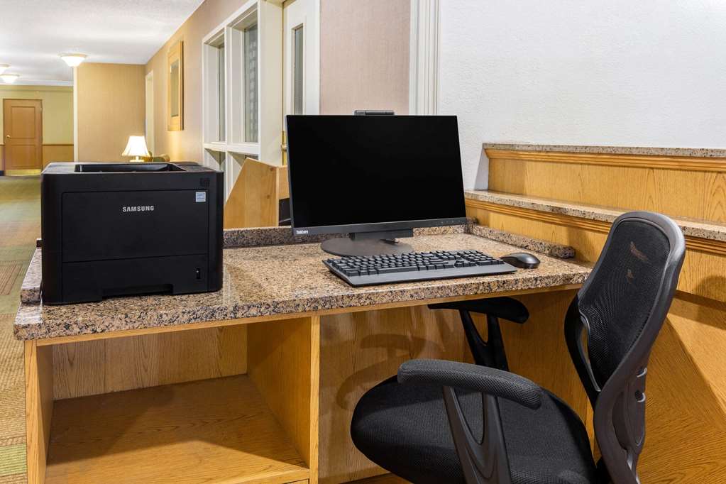 La Quinta Inn & Suites by Wyndham Redding - photo 35