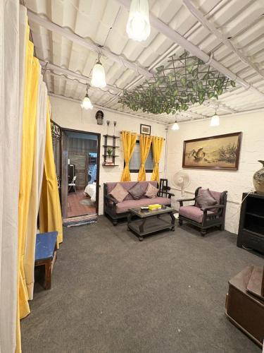 Independent Garden Cottage Bandra Carter road