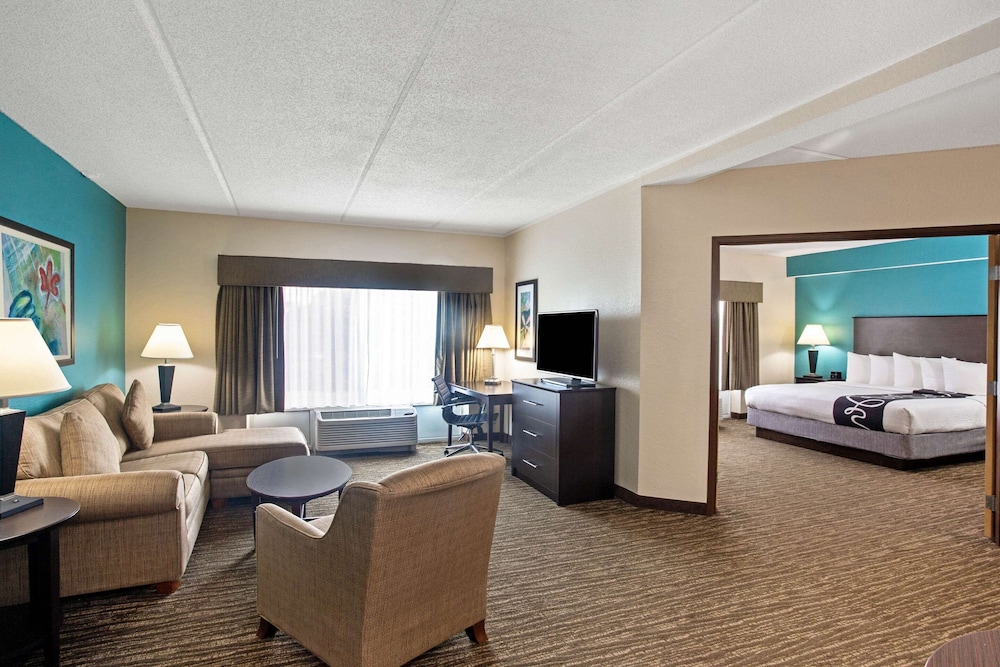La Quinta Inn & Suites by Wyndham Sarasota I75 - photo 10