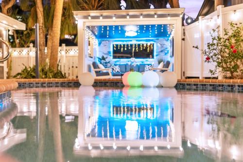 Exclusive complex Private Heated Pool 100 Steps to Beach Village 5 minute walk in Siesta Key, United States