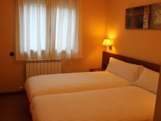 Costarasa Apartamentos — 4-Star Luxury Hotel in Alp, Spain