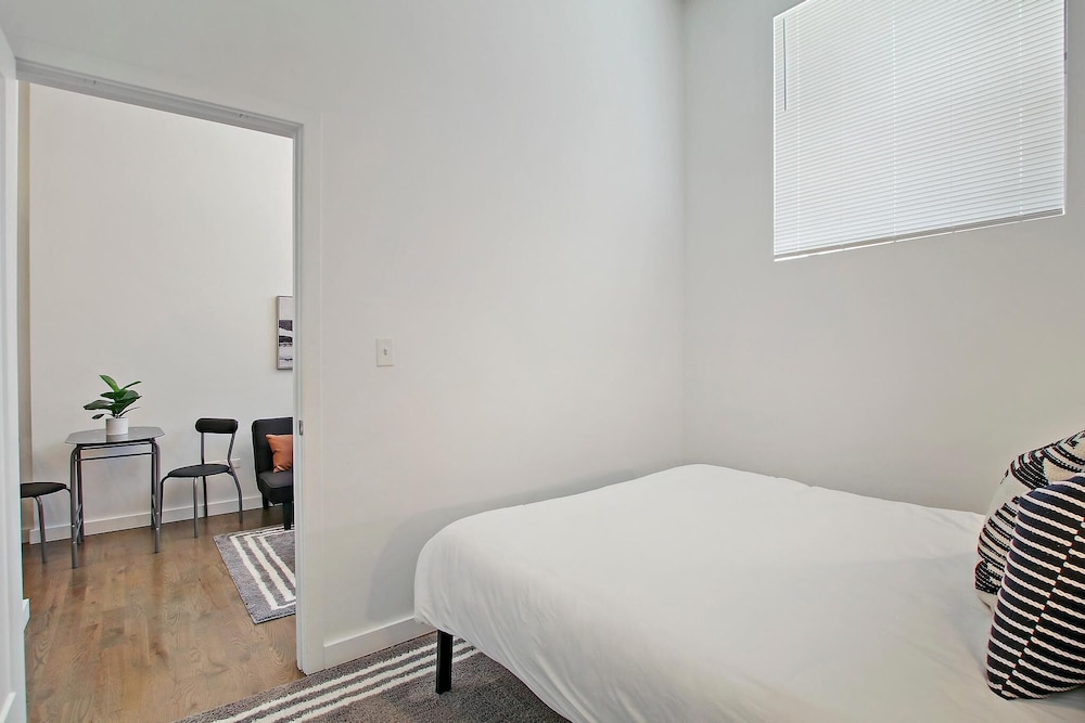 1BR Living Lake 206 rep — 4-Star Luxury Hotel in Chicago, United States