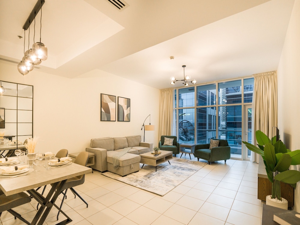 Spacious 1 Bedroom Apartment In Bay Square — 4-Star Luxury Hotel in Dubai, United Arab Emirates