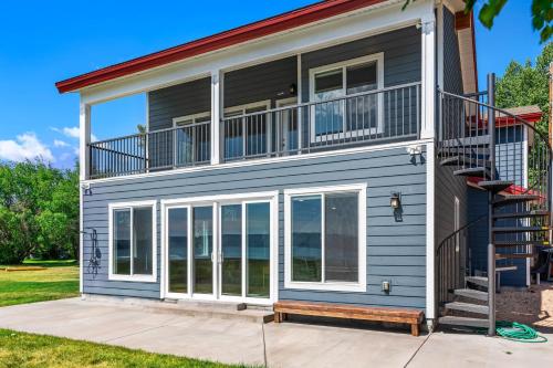 Lakefront Retreat — 4-Star Luxury Hotel in Garden City, United States