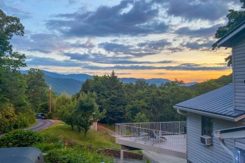 Roamer’s Respite A Prime Location with Scenic Views For Your Ultimate Retreat in Sylva, United States