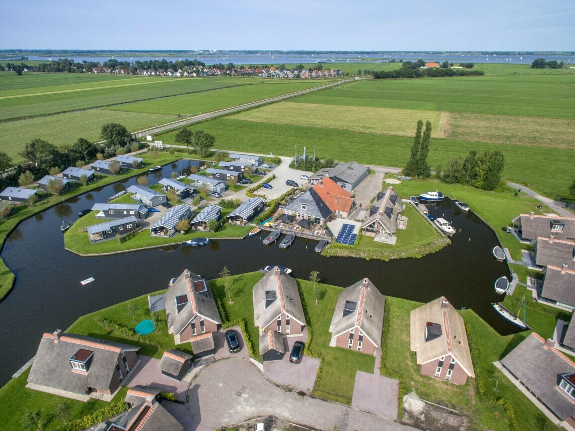 Modern Water Cottage With Microwave in the Sneekermeer Area — 4-Star Luxury Hotel in Leeuwarden, Netherlands