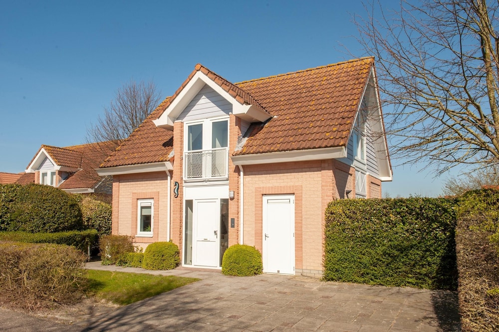 Comfortable Villa With Combi microwave Near the Beach — 4-Star Luxury Hotel in Kamperland, Netherlands