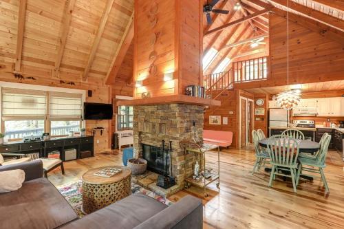 Respite at Big Canoe Wood burning fireplace bright interiors Wifi in Jasper, United States