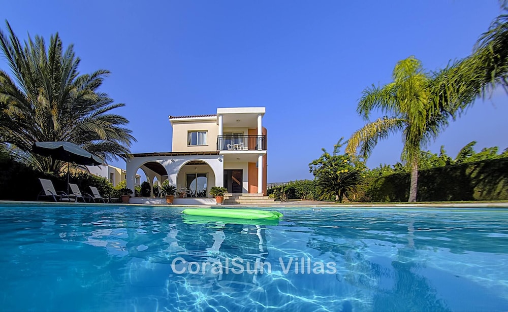 Amazing Pool Complete Privacy Amenities and Beach Nearby