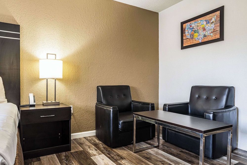 Econo Lodge Cleveland Southeast Kent - photo 17