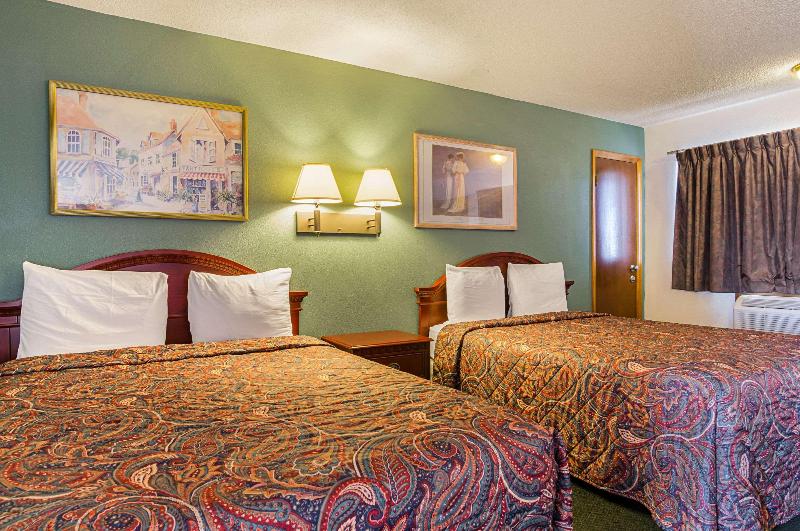 Econo Lodge Wakeeney - photo 24
