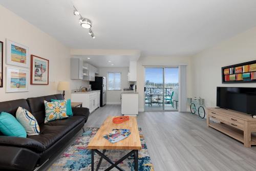 303B Perfect Location Beach Across the Street Walk to Shops Dining Harbor Views in Oceanside, United States