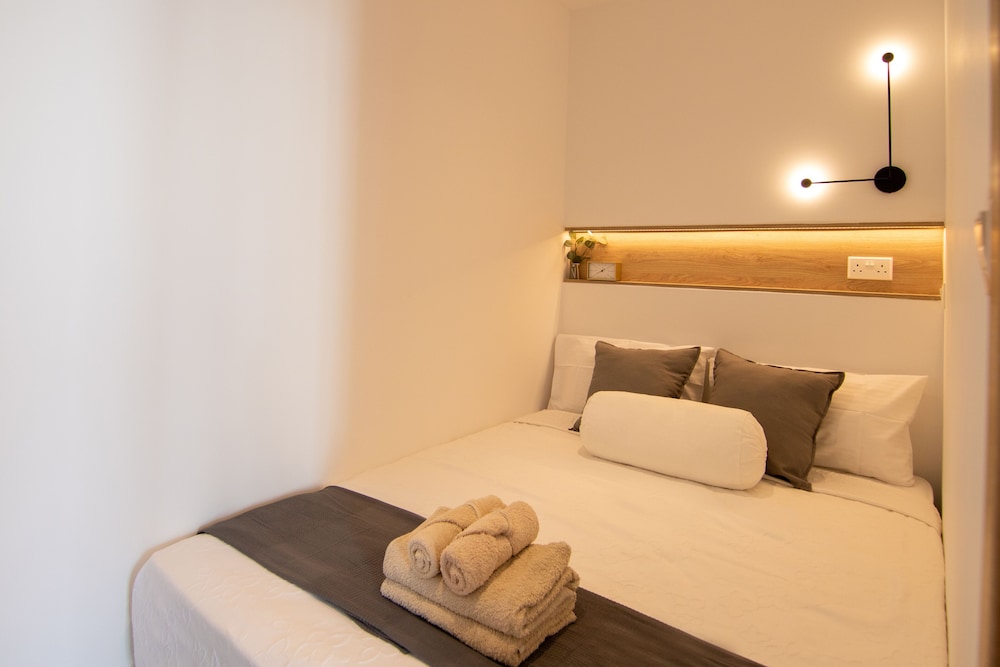Phaedrus Living: Seaside Modern Flat Lighthouse 52