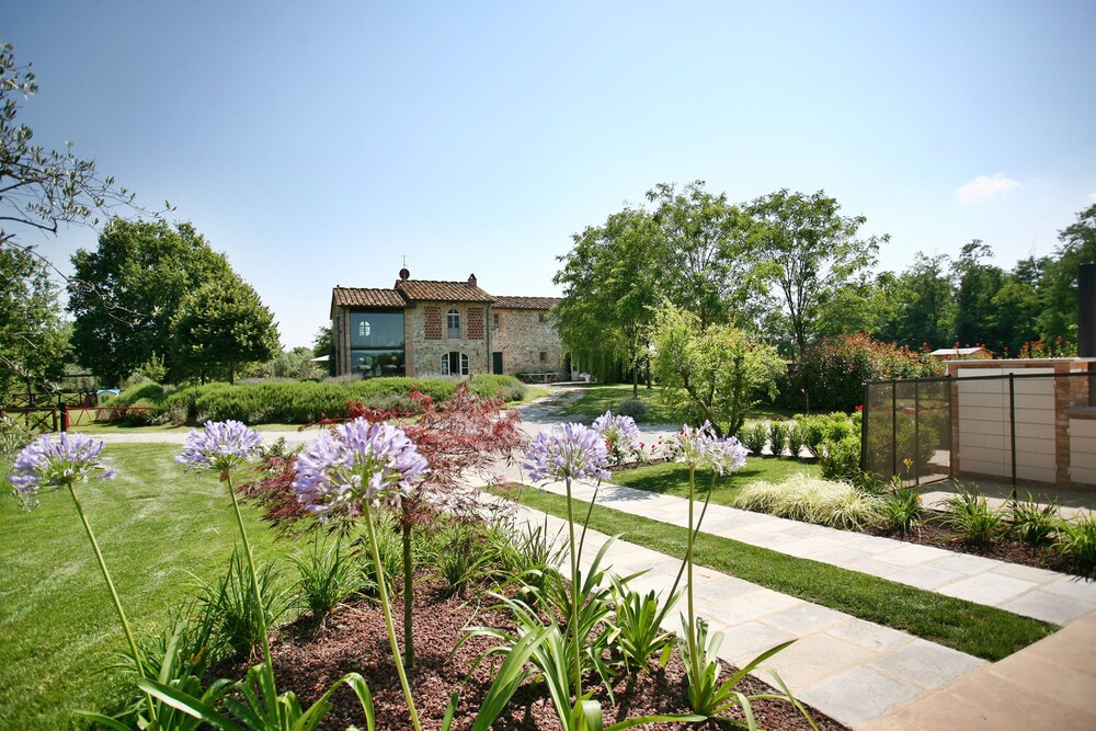 Villa Gourmet — 4-Star Luxury Hotel in Orentano, Italy