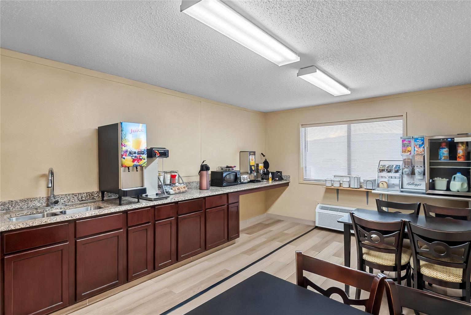 Super 8 by Wyndham Jefferson - photo 9