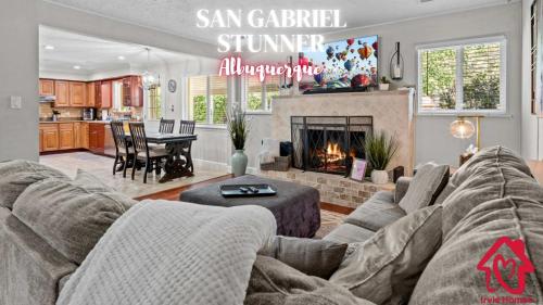 San Gabriel Stunner An Irvie Home — 4-Star Luxury Hotel in Albuquerque, United States