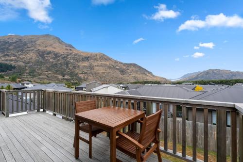 Modern Apartment with Coronet & Remarkables views — 4-Star Luxury Hotel in Queenstown, New Zealand