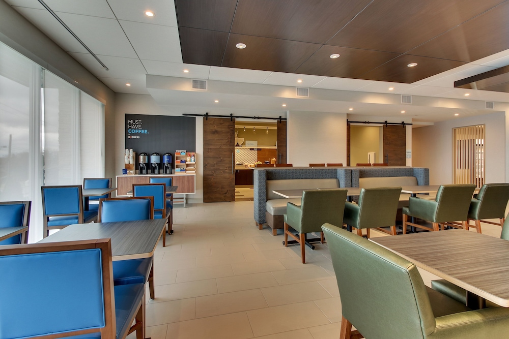 Holiday Inn Express & Suites Nashville Metrocenter Downtown by IHG - photo 46