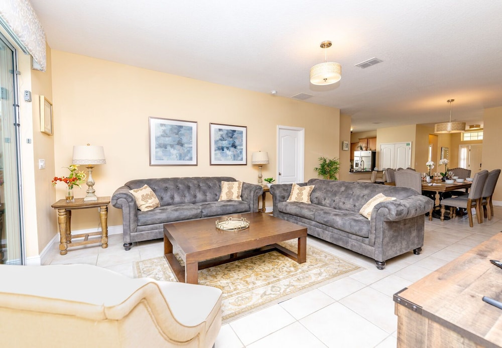 Newly Remodeled 1 story 5 Bed 5 Bath with Pvt Pool Spa And Game Room - photo 3