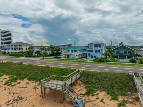 Flagler Beach 1 BR Condo with Ocean Views King Bed & Outdoor Shower — 4-Star Luxury Hotel in Flagler Beach, United States