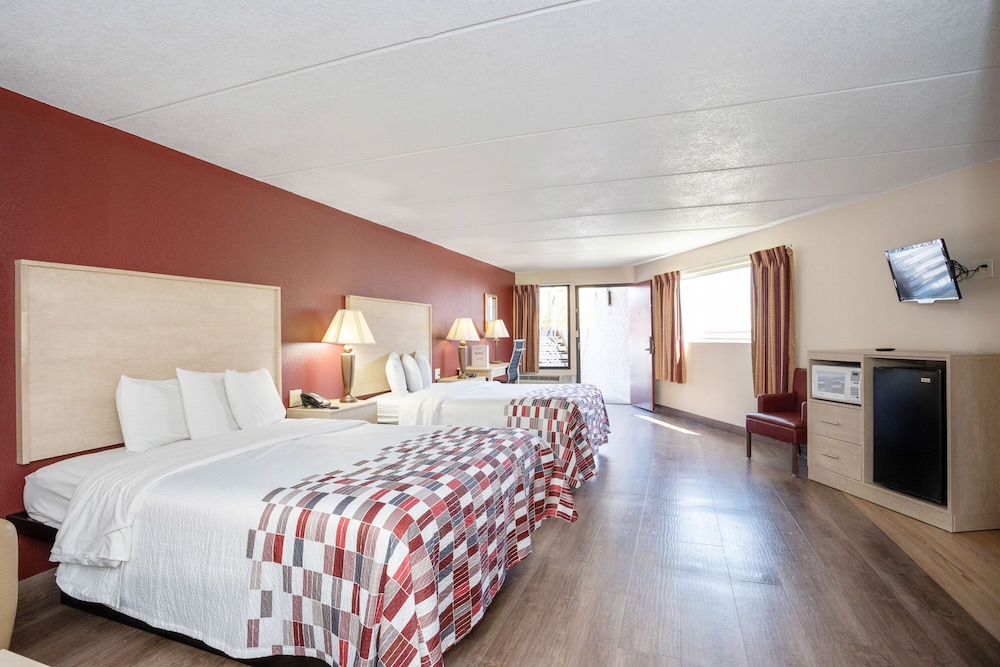 Red Roof Inn & Suites Pigeon Forge Parkway - photo 7