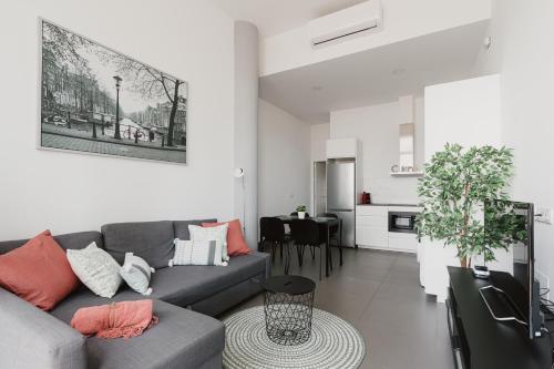 Quiet Terrace In Triana Close To The River — Sevilla
