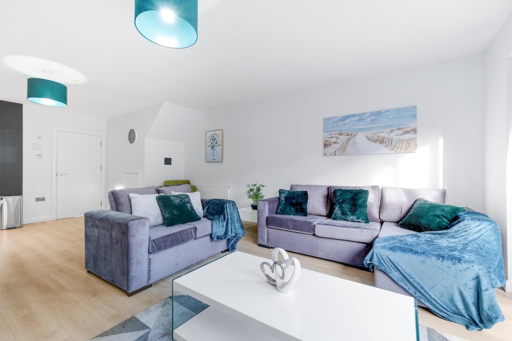 Modern 4 Bedroom House With Parking in Farnham Royal Slough By 360stays — 4-Star Luxury Hotel in Slough, United Kingdom