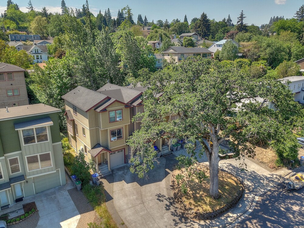 Spacious B2 Townhome with Fireplace and BBQ on the Deck by RedAwning - photo 22