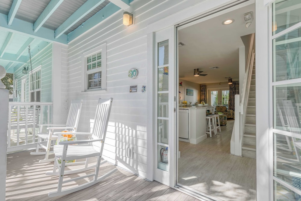 Bahamian Reed by Avantstay Walk to Everything w Community Pool Month Long Stays Only - photo 4