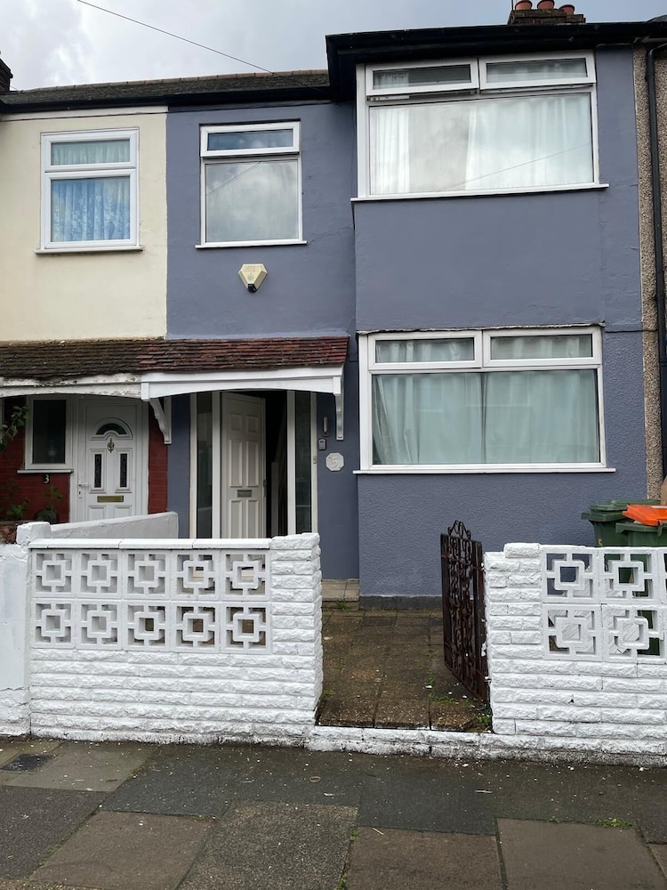 4 Beds Sleeps 15 near Lcy Airport & ExCel London — 4-Star Luxury Hotel in London, United Kingdom