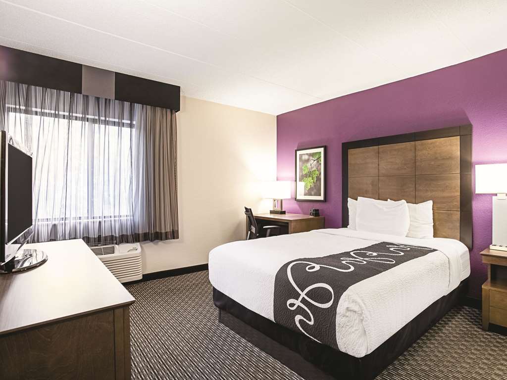 La Quinta Inn & Suites by Wyndham Baltimore N White Marsh - photo 16