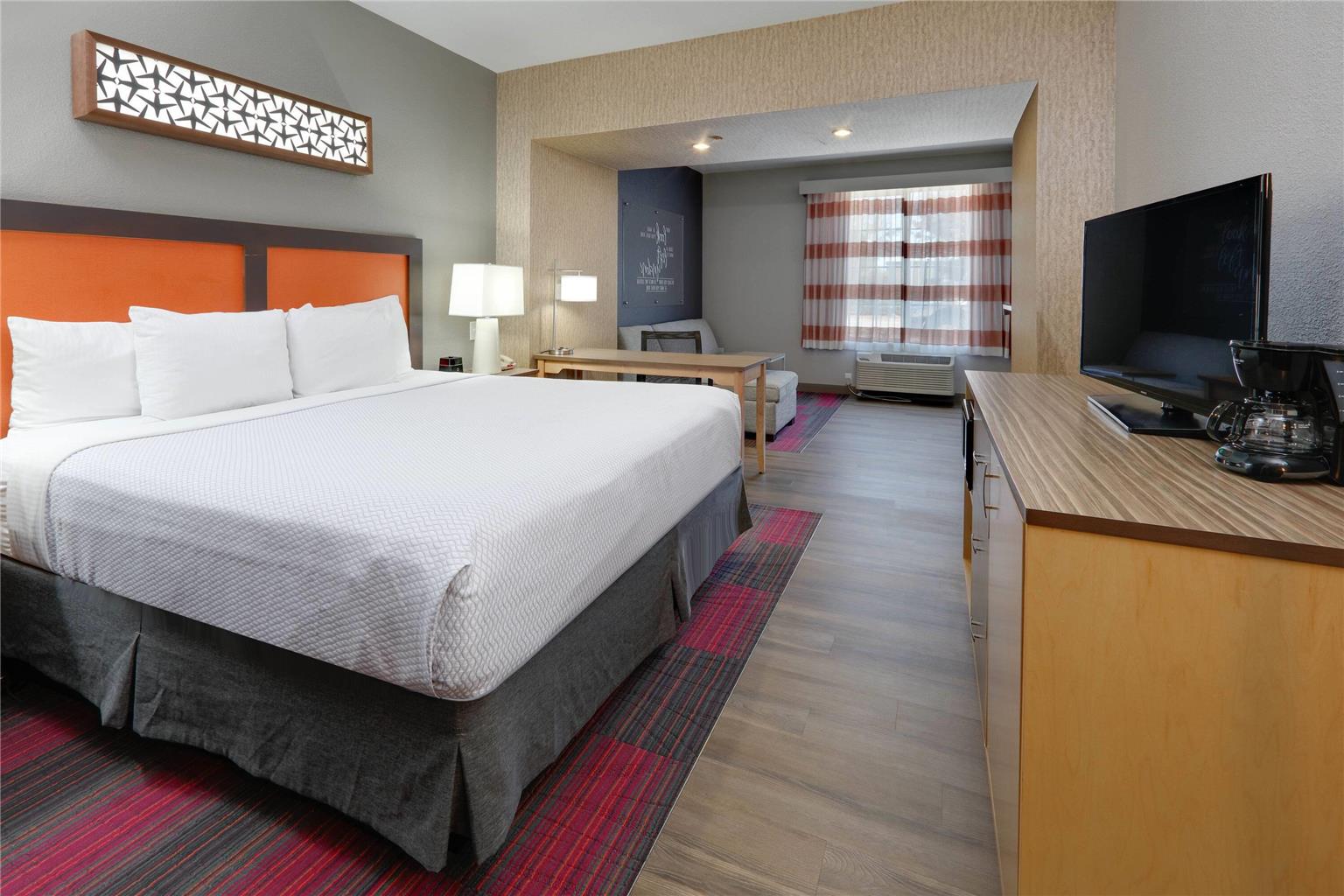 La Quinta Inn & Suites by Wyndham Dallas Love Field - photo 13