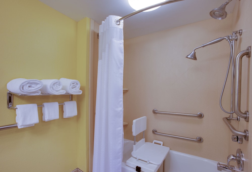 Holiday Inn Express & Suites Charleston Northwoods by IHG - photo 19